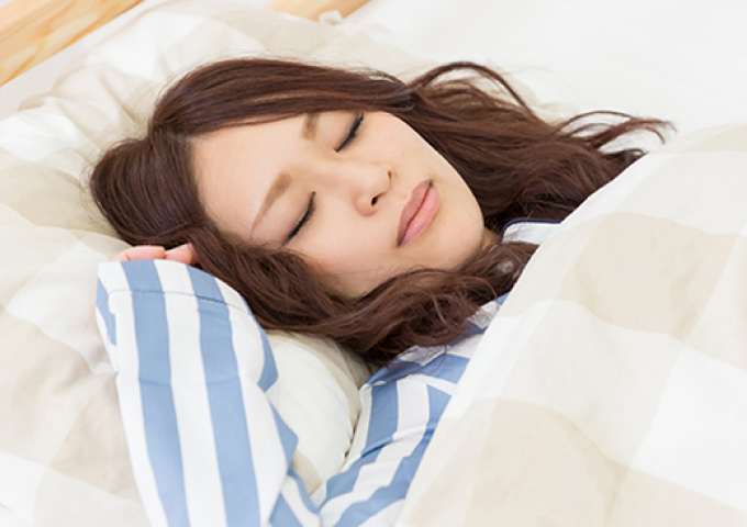 睡眠をとる女性