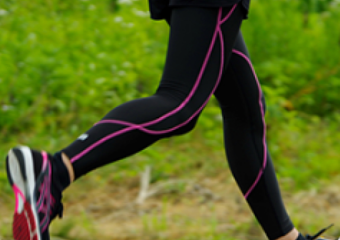 ウォーキングをする女性