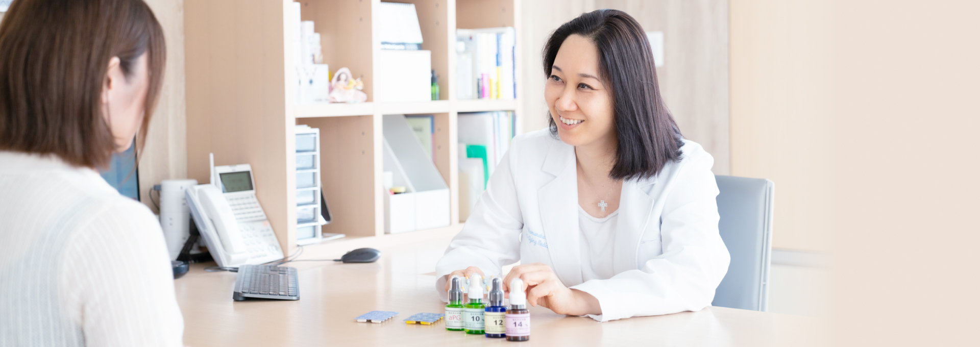 医師に相談している女性