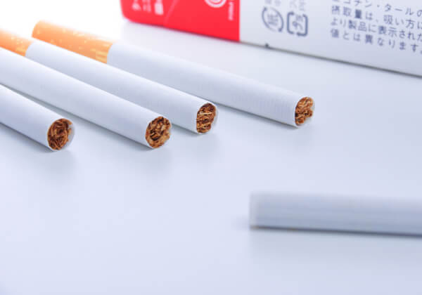 煙草の箱と数本の巻き煙草
