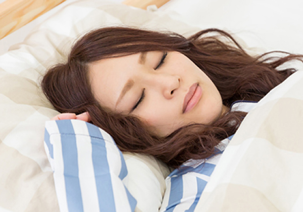 睡眠をとっている女性