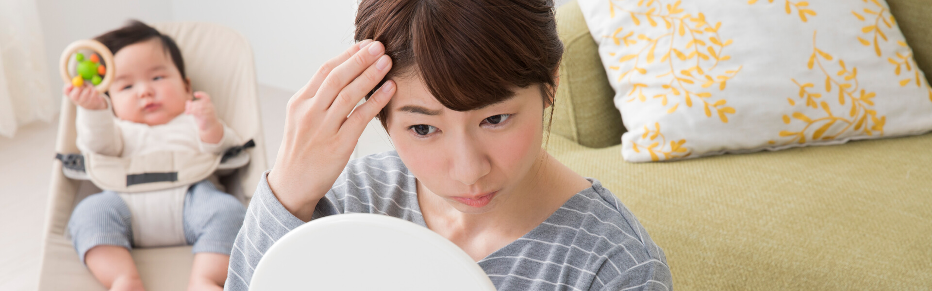 産後の抜け毛に悩む母