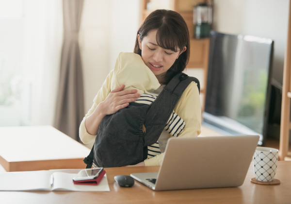 産後の育児ストレスに悩む女性