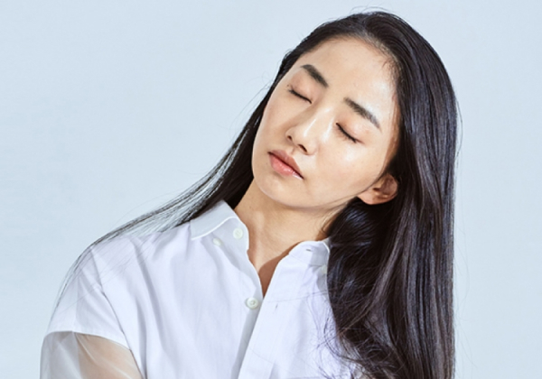 生活習慣の乱れで悩む女性