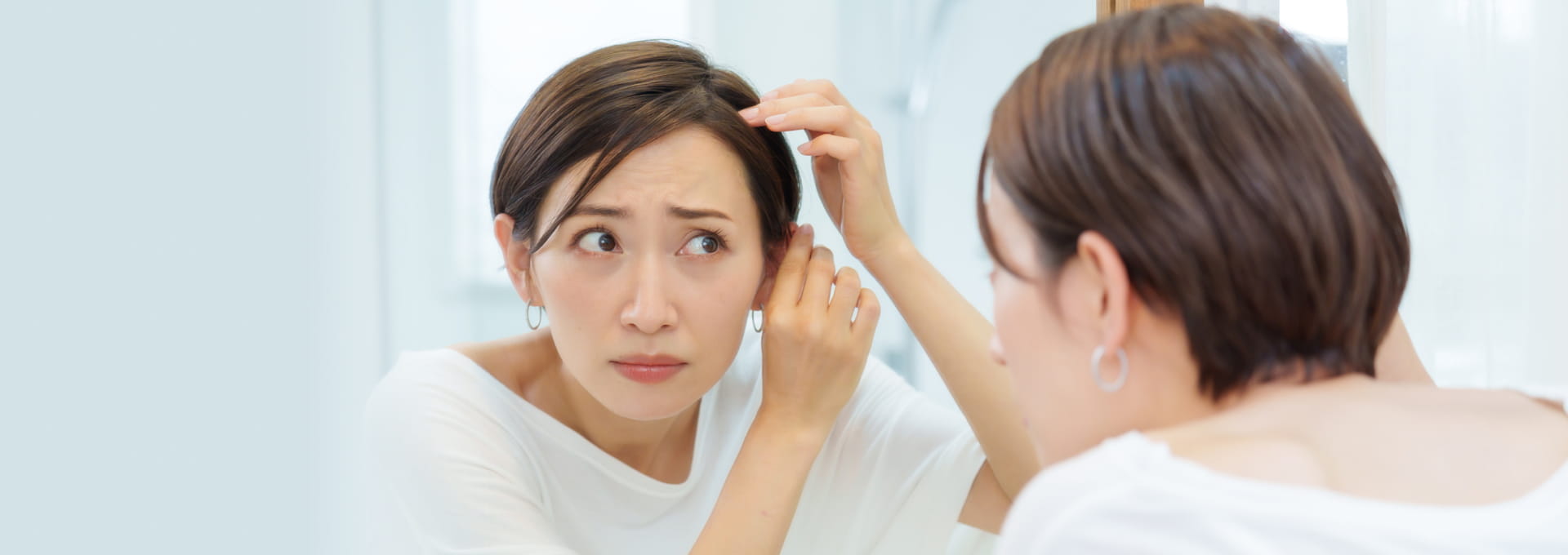 薄毛の症状を気にする女性