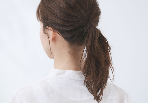 ヘアースタイルがポニーテールの女性