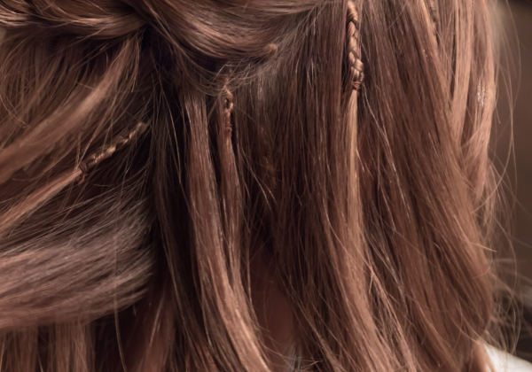 ヘアーエクステンションを使用している女性